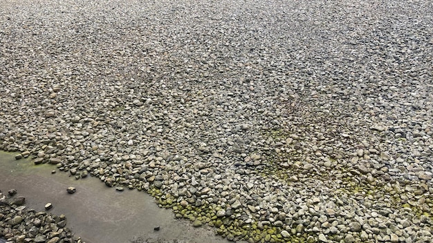 Un pequeño charco de agua está en el fondo.