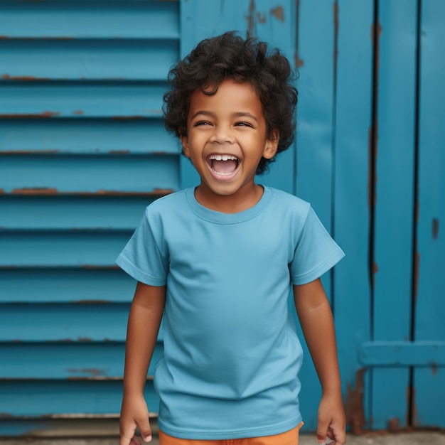 Pequeño chico asiático usando una camiseta en blanco vacía para la maqueta