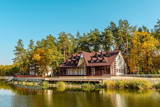 Un pequeño complejo hotelero en el bosque formado por varias casas en pinos a orillas del río. Vacaciones turísticas