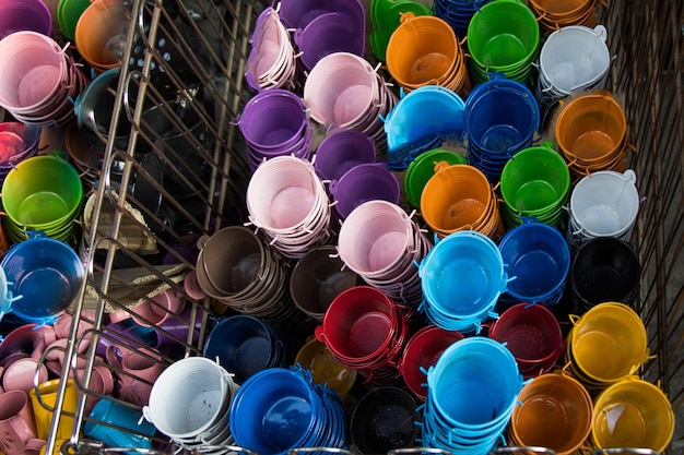 Pequeno conjunto de baldes de várias cores para venda