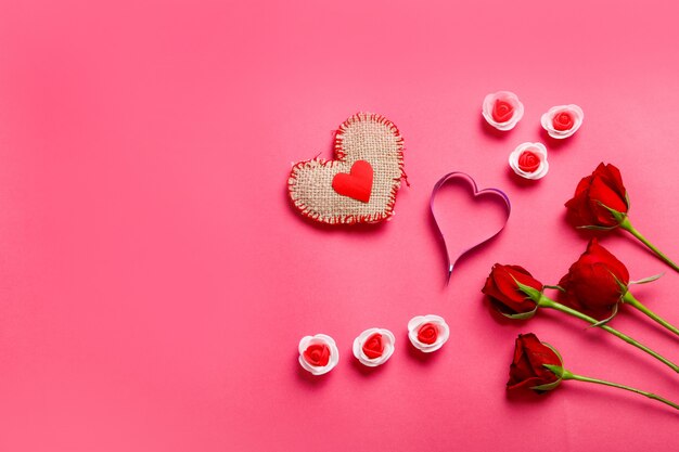 Pequeño corazón, flor rosa roja y decoración. Concepto de día de San Valentín