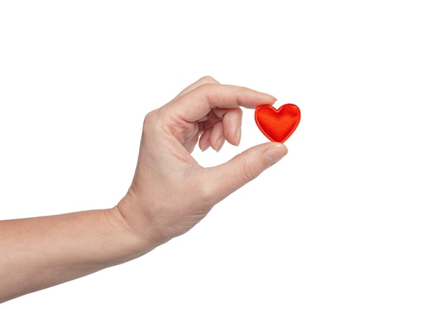 Pequeño corazón rojo en los dedos femeninos Símbolo de vacaciones