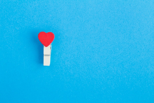 Pequeño corazón rojo en pinza de madera