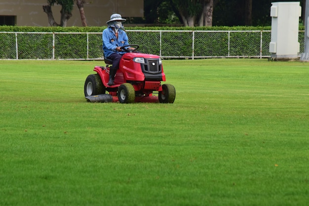 Pequeño cortacésped que sigue cortando el campo de fútbol