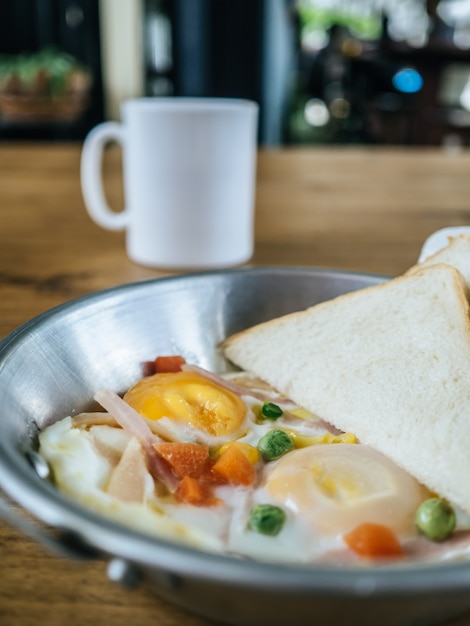 Pequeño desayuno conjunto de huevo frito y pan.