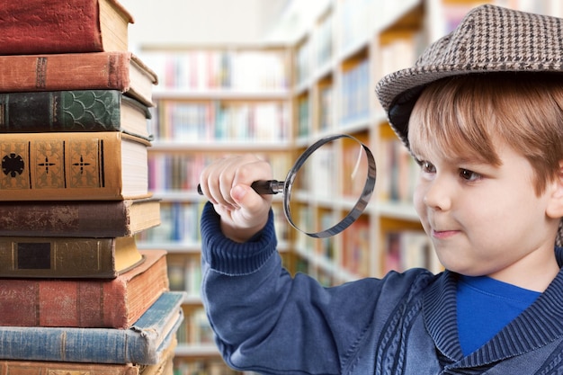 Pequeño detective con una lupa