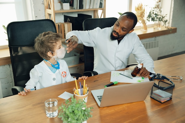 Pequeño doctor durante la discusión, estudiando con un colega mayor.