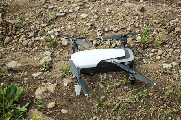 Un pequeño dron se encuentra en el suelo.