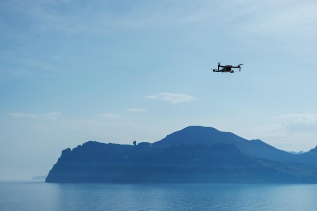 Foto pequeno drone sobre o mar