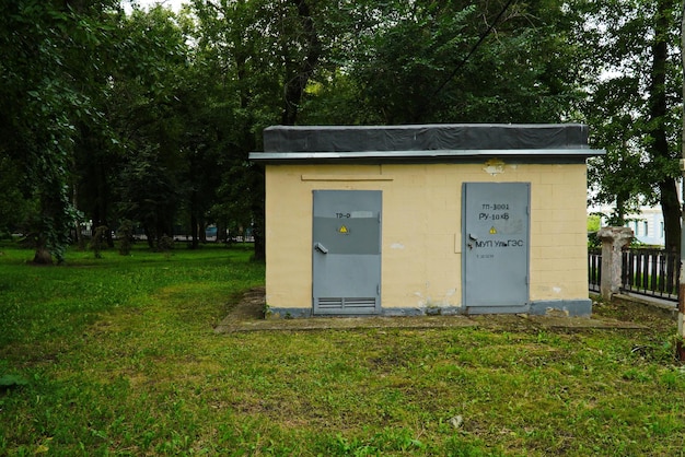 Un pequeño edificio de la planta de energía con dos puertas
