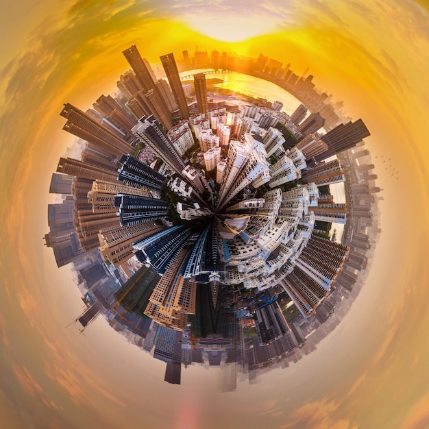 Pequeño efecto planetario del paisaje urbano durante la puesta del sol