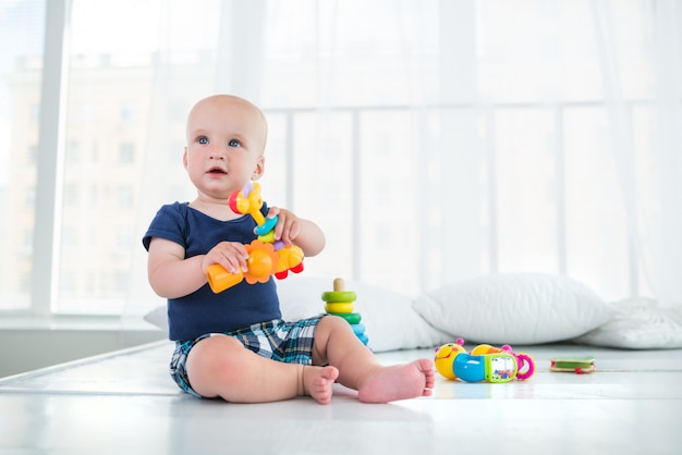 Pequeño y encantador niño pequeño jugando