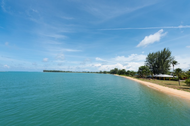 Foto pequeno estuário no mar de phuket