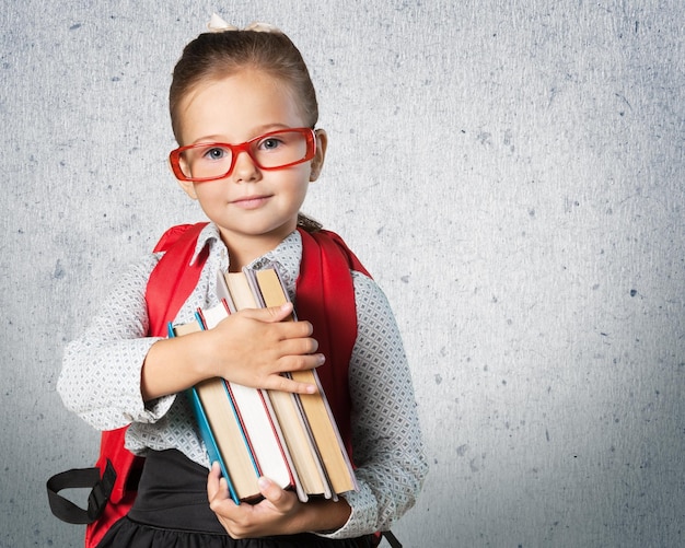 pequeno estudante segurando livros