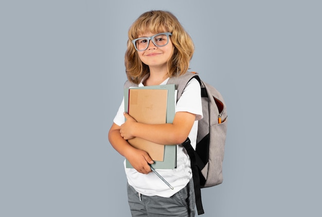 Pequeño estudiante de escuela sostiene libros concepto de educación para niños niño en uniforme escolar retrato de feliz sm