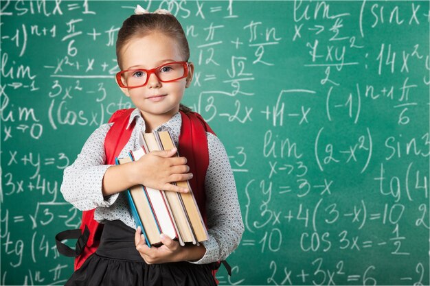 pequeño estudiante sosteniendo libros