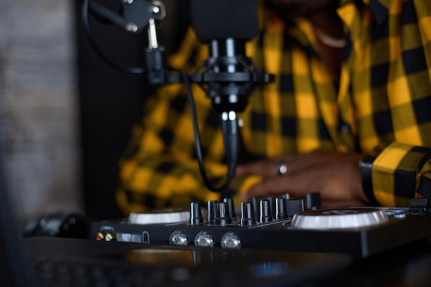 Pequeno estúdio com equipamento de estúdio para produção musical em close