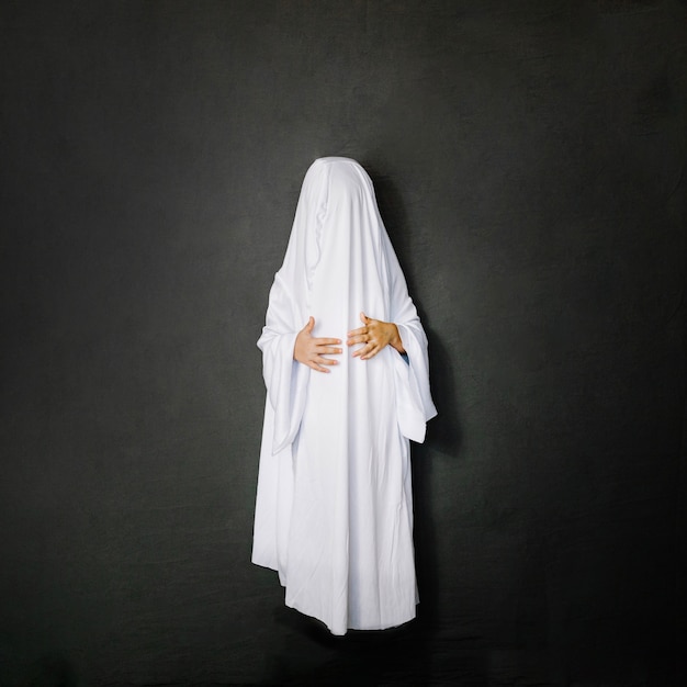 Pequeño fantasma sobre un fondo gris