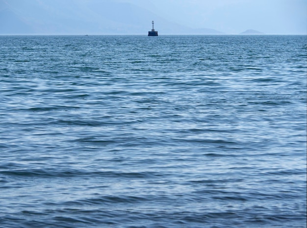 Pequeno farol no mar Egeu perto da ilha grega de Evia Grécia