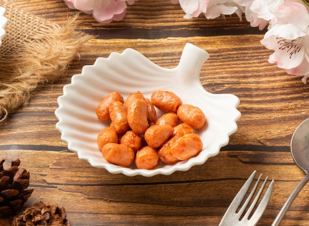 Pequeno feijão frito na vista lateral do prato na mesa de madeira comida estilo taiwan