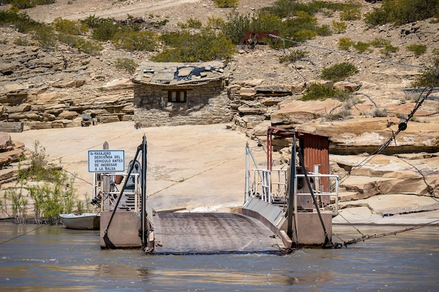 Pequeño ferry para pasar coches en el río.