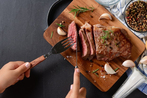 pequeño filete de carne de corte de mano en la vista superior