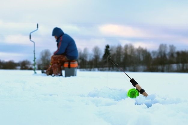 Pequeno gelo de vara de pesca de inverno