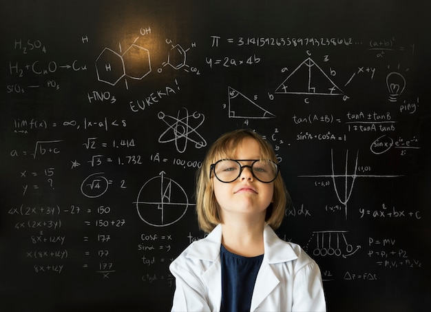 Pequeño genio elaborando algo de ciencia.