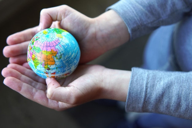 Pequeño globo en manos de niños