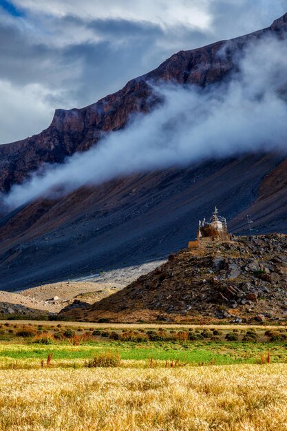 Foto pequeño gompa en el valle de spiti