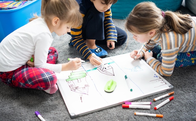 Foto pequeno grupo de crianças que estudam juntos na escola