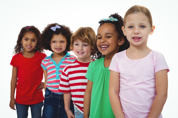 Pequeño grupo de niños parados juntos