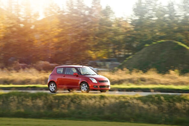 Pequeño hatchback en una aventura en el campo