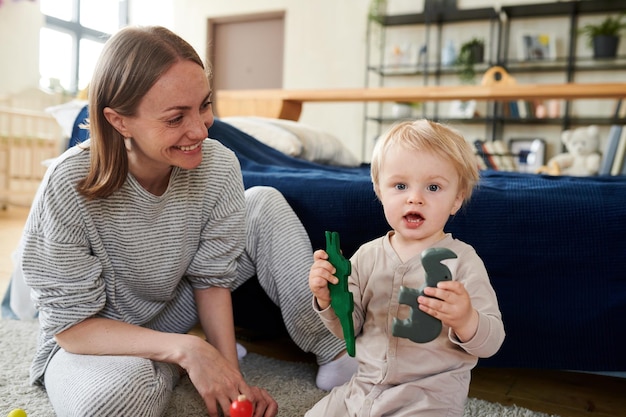 Pequeño hijo jugando con su madre