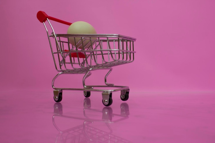 Foto un pequeño huevo gris en un carrito de supermercado