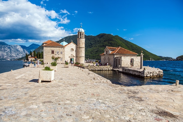 Pequeño islote cerca de la ciudad de Perast en Montenegro con la Iglesia católica romana de Nuestra Señora de las Rocas