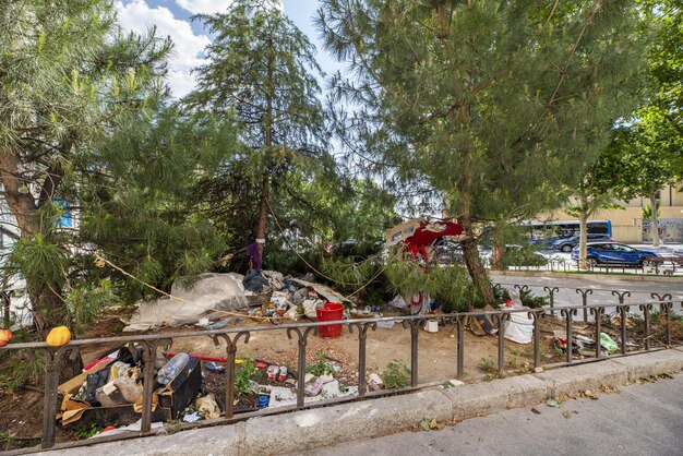 Un pequeño jardín ocupado por un vagabundo