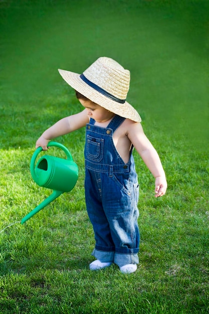 pequeno jardineiro bebê perdido no momento com o sol brilhando em seu rosto enquanto ele trabalha duro