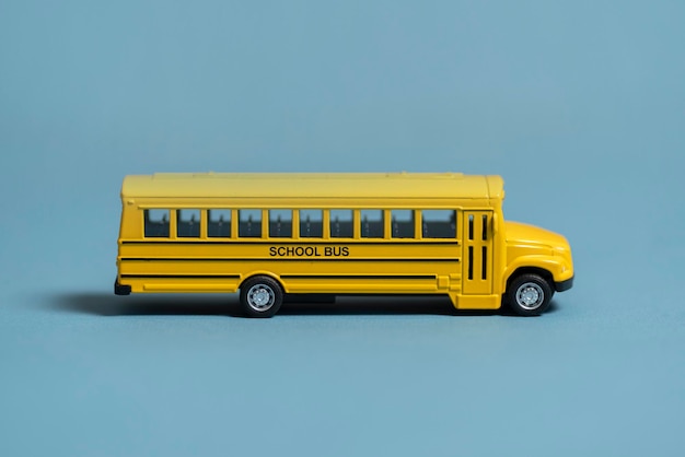 Un pequeño juguete amarillo schooldbus aislado concepto de educación infantil