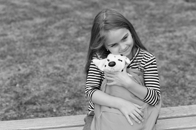 Pequeño juguete de peluche Niño pequeño abrazar perro de juguete en bolsa Amigo de juguete Amigo de la infancia Amigo y amistad Diversión y juego Amor y cuidado Guardería y guardería Déjame jugar contigo espacio de copia