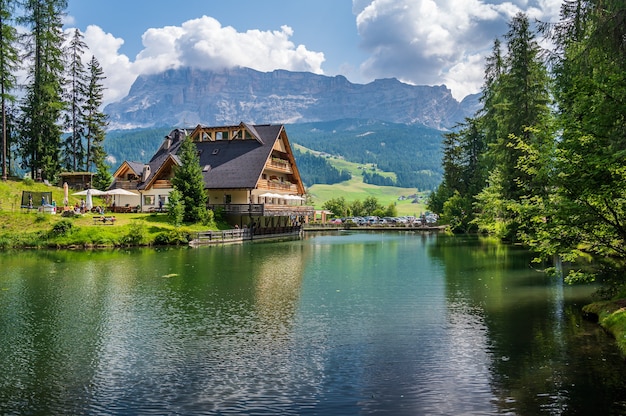 Pequeño lago alpino dla le, cerca de La Villa en los Dolomitas de Val Badia, frente a Sas dla Crusc