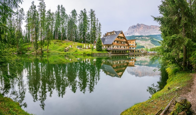 Pequeno lago alpino dla le, perto de La Villa nas Dolomitas de Val Badia, de frente para Sas dla Crusc