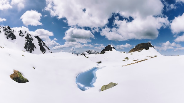 Foto pequeno lago alpino surge do degelo na primavera