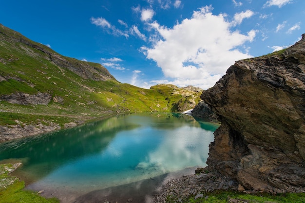 Pequeño lago de alta montaña con transparente