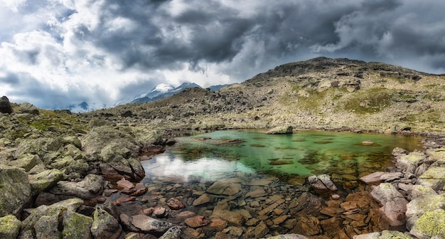 Pequeno lago de alta montanha com transparente