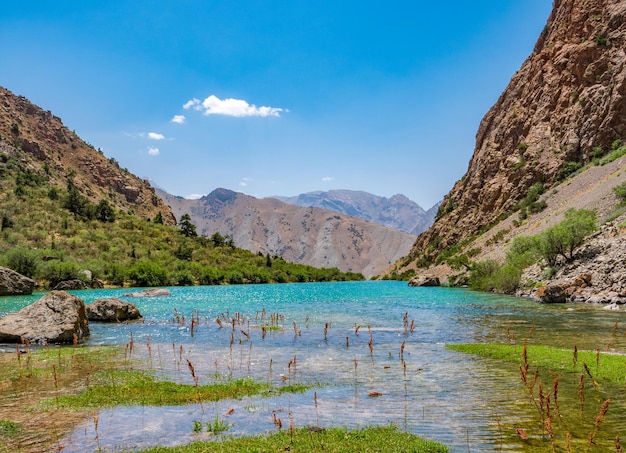 Pequeno lago de montanha Alo com água turquesa no fundo da montanha rochosa As Montanhas Fann Tajiquistão Ásia Central