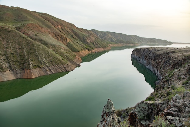 Pequeno lago entre as montanhas vermelhas