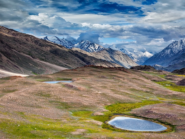 Pequeño lago en Himalaya