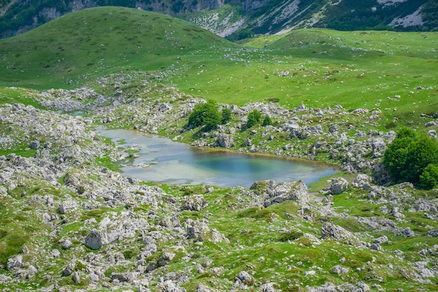 Un pequeño lago de montaña entre las altas montañas pintorescas.