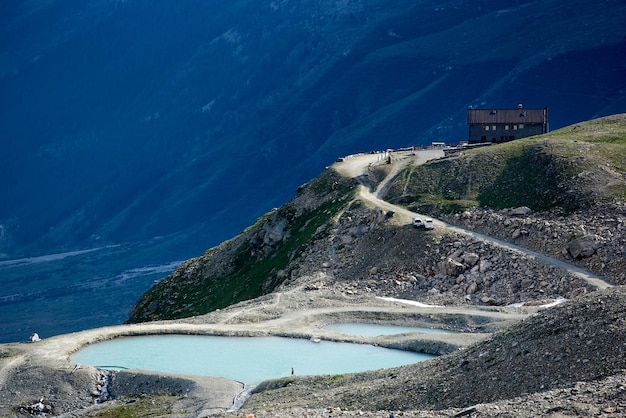 Pequeño lago de montaña en la ladera rocosa